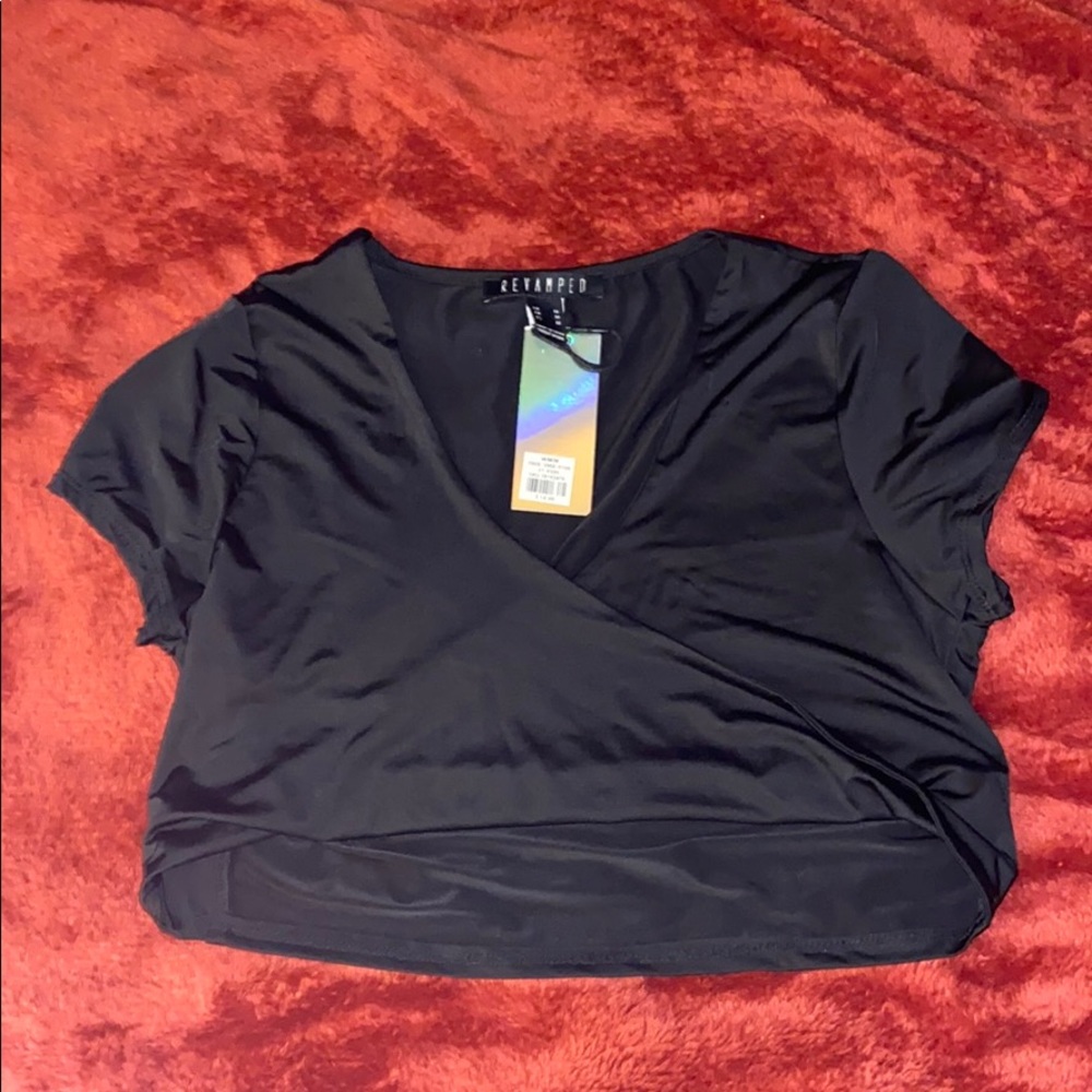 Black short sleeve crop top